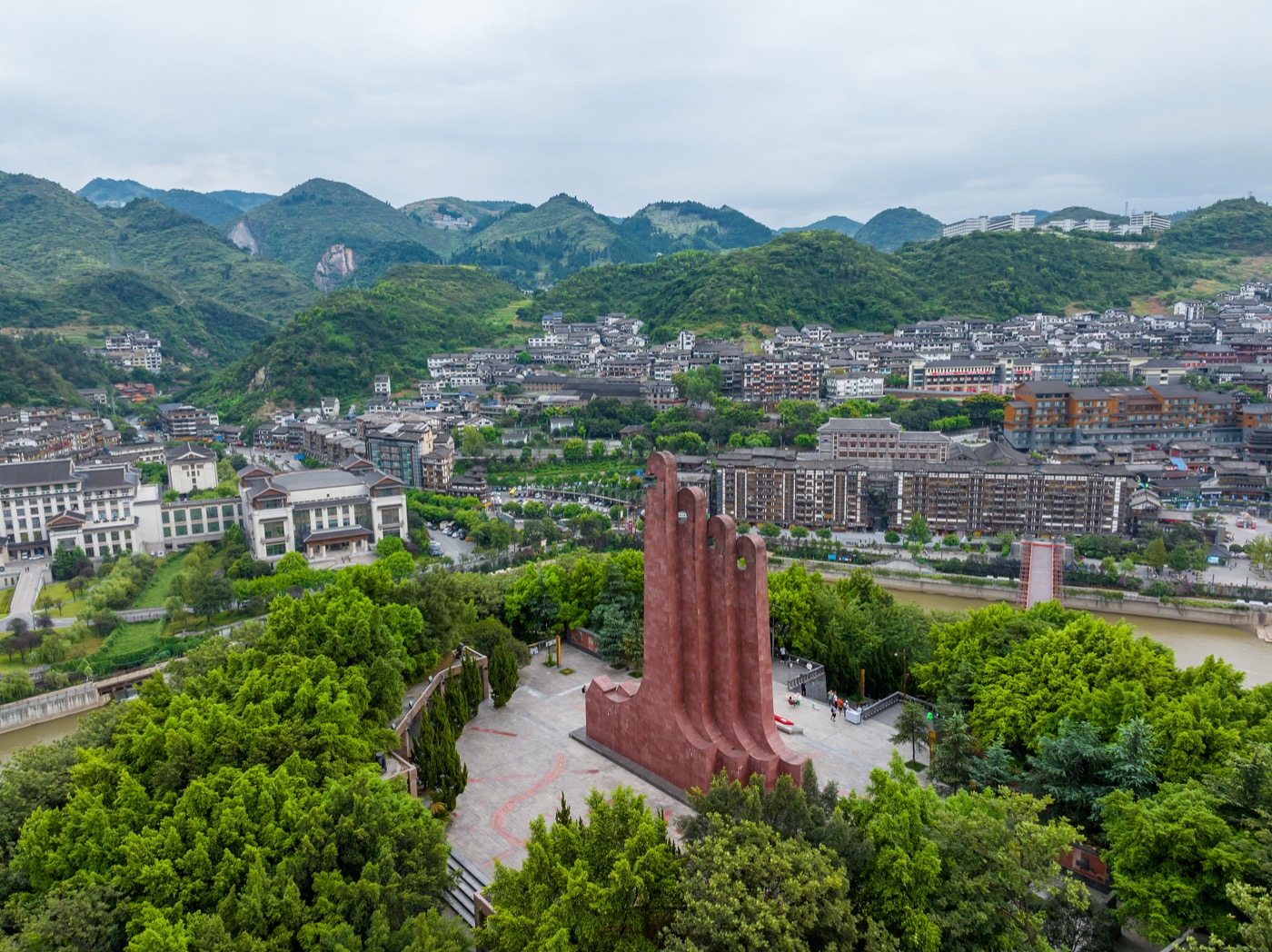 仁怀市茅台镇城区航拍，赤水河穿城而过