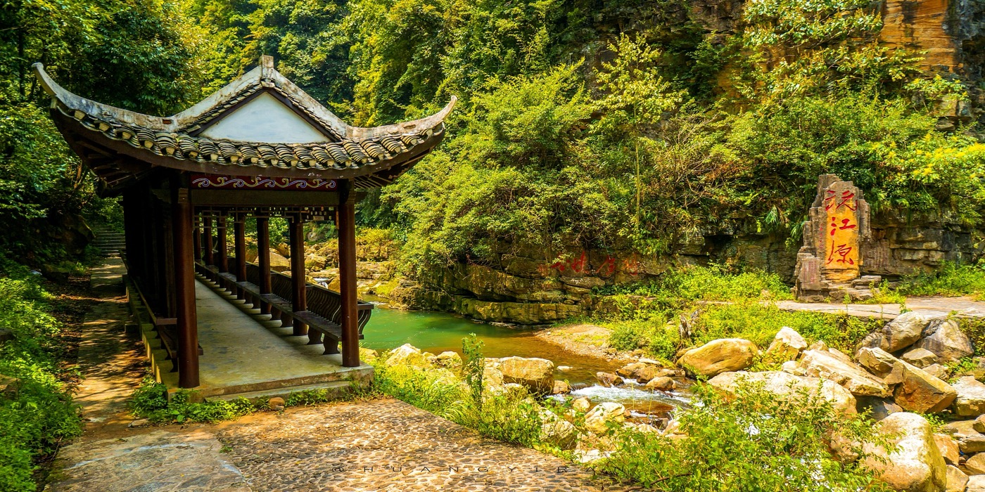 都匀斗篷山剑江源,山间小亭与溪流