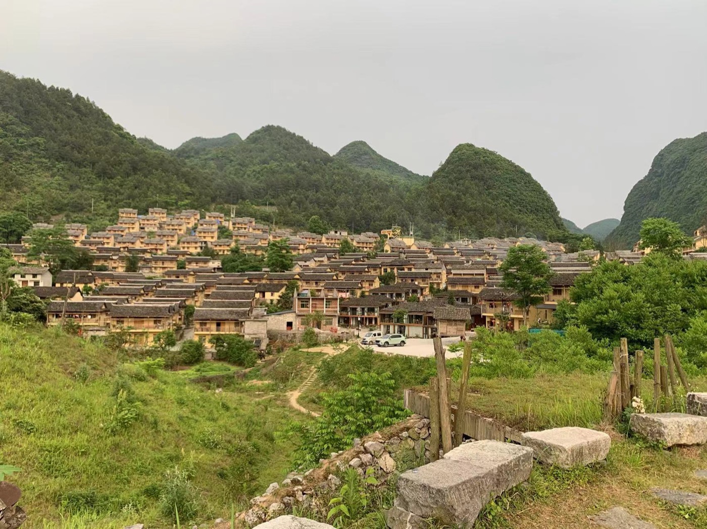 瑶山古寨依山而建的村寨全景